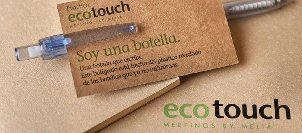 Bolífrafo de cortesía hecho de plástico reciclado de botellas ofrecido por Meliá Hotels Internacional