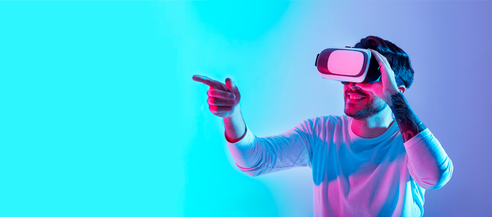 Usuario disfrutando de una experiencia virtual