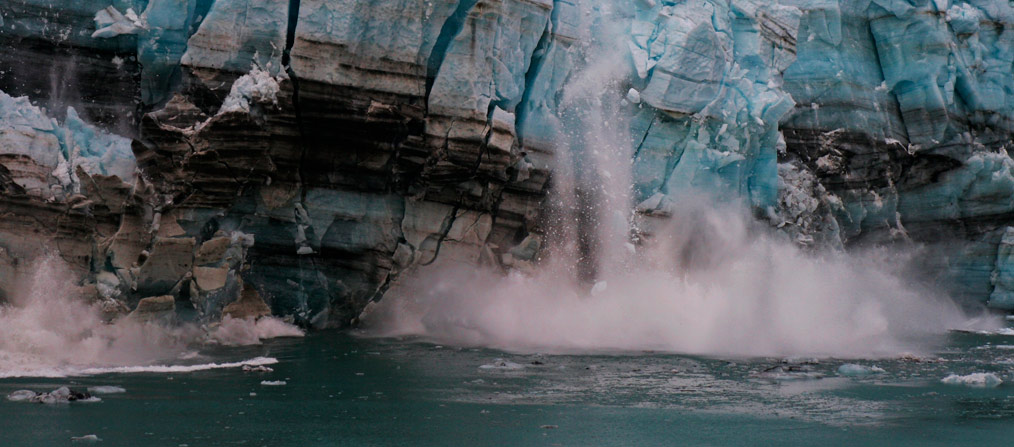 Bloques de hielo de un glacial cayendo al agua debido al cambio climático