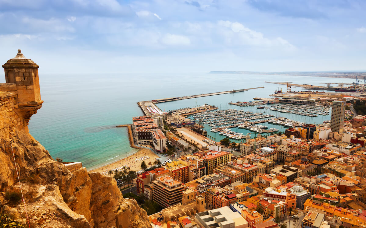 Cómo moverse por Alicante: bus, tranvía, cercanías, taxi y más