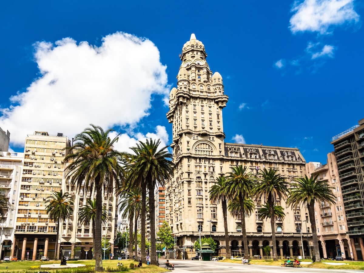 Cómo moverse en Montevideo: a pie, en ómnibus urbano, en bici, en taxi y en Cabify